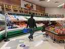 Une personne fait ses courses à l'épicerie North Mart à Iqaluit, au Nunavut.