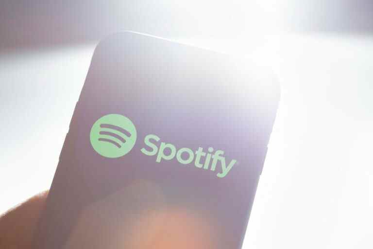 Spotify annule 11 podcasts originaux et licencie moins de 5% du personnel de podcast