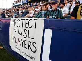 La signalisation soutenant les joueurs de la NWSL est vue lors d'un match entre le Los Angeles Galaxy et le Los Angeles FC au Dignity Health Sports Park le 03 octobre 2021 à Carson, en Californie.