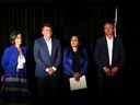 Les candidats à la direction de l'UCP (LR) Leela Sharon Aheer, Brian Jean, Rajan Sawhney et Travis Toews écoutent une question à l'hôtel Westin de Calgary le jeudi 8 septembre 2022. Tous les quatre ont contesté la politique proposée par Danielle Smith.  Jim Wells/Postmédia