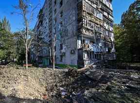 Une vue montre un bâtiment endommagé par une frappe de missile russe au milieu de leur attaque contre l'Ukraine à Zaporizhzhia, le 7 octobre 2022.