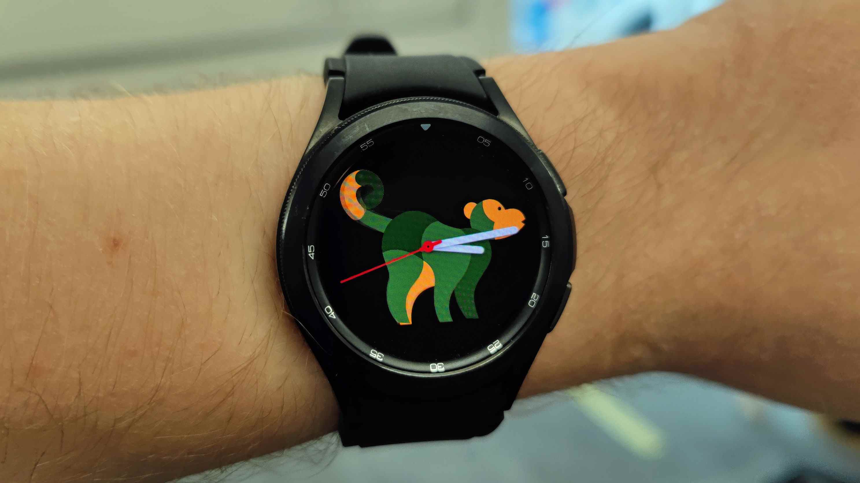 Une Samsung Galaxy Watch 4 Classic au poignet de quelqu'un