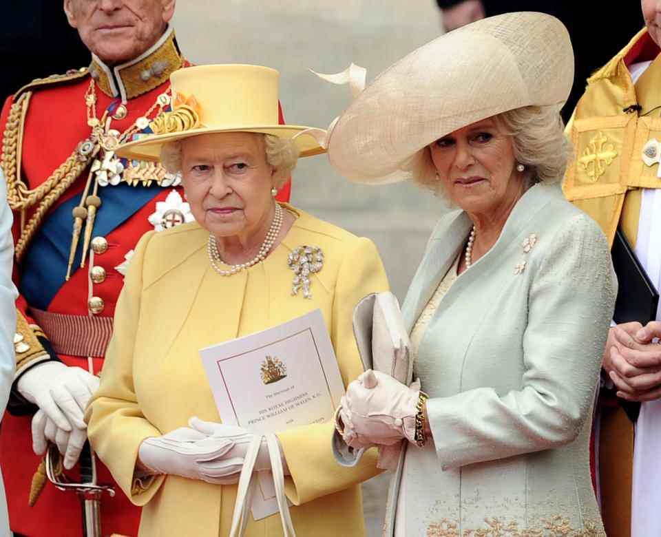 LONDRES, ANGLETERRE – 29 AVRIL: (LR) C La reine Elizabeth II et Camilla, duchesse de Cornouailles quittent le mariage royal du prince William avec Catherine Middleton à l'abbaye de Westminster le 29 avril 2011 à Londres, en Angleterre.  Le mariage du deuxième en ligne sur le trône britannique doit être dirigé par l'archevêque de Cantorbéry et réunira 1900 invités, dont des membres étrangers de la famille royale et des chefs d'État.  Des milliers de sympathisants du monde entier ont également afflué à Londres pour assister au spectacle et à l'apparat du mariage royal.  (Photo de Ian Gavan/GP/Getty Images)