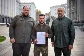 L'Ukraine a officiellement demandé une adhésion accélérée à l'OTAN après que la Russie a illégalement annexé quatre de ses territoires orientaux.  La photo ci-dessus montre le président ukrainien Volodymyr Zelensky, son premier ministre et son président parlementaire posant avec le formulaire de candidature.  L'OTAN se méfie généralement de l'ajout de nouveaux membres déjà impliqués dans un conflit armé, mais selon la ministre canadienne des Affaires étrangères Melanie Joly, l'Ukraine peut déjà compter sur le vote du Canada.