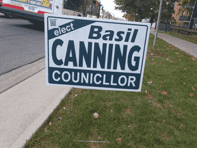 Voyez si vous pouvez repérer ce qui ne va pas avec ce panneau de campagne pour la prochaine élection municipale de Toronto.  Nous vous en dirons plus sur le candidat, mais toute tentative de recherche du terme «conserve de basilic» ne donne que page après page des instructions sur la façon de conserver le pesto et la sauce pour pâtes.