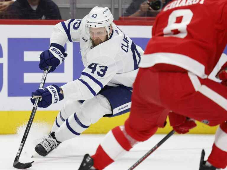 La jeune équipe des Maple Leafs perd, mais reste serrée avec les Red Wings de Detroit