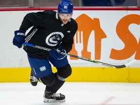 Le joueur des Canucks Christian Wolanin (86 ans) à l'entraînement au Rogers Arena vendredi.  Photo: Jason Payne