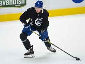 Les Canucks Jack Rathbone (3) à l'entraînement au Rogers Arena vendredi.  Photo: Jason Payne