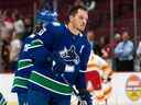 Le capitaine des Canucks Bo Horvat, photographié lors d'un échauffement d'avant-match la semaine dernière, se concentre sur son jeu sur glace tandis que les pourparlers de prolongation de contrat se poursuivent alors que la dernière saison démarre avec son plafond salarial de 5,5 millions de dollars américains.