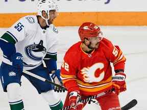 MacKenzie Weegar affronte le défenseur des Canucks Guillaume Brisebois lors d'un match préparatoire le 25 septembre.