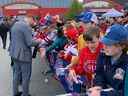 Le défenseur des Sénateurs Nick Holden signe des autographes pour les partisans — même ceux du rival des Canadiens de Montréal — alors qu'il entre dans l'aréna du Steele Community Centre à Gander, T.-N.-L., jeudi. 