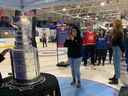 La Coupe Stanley était l'attraction phare de Twillingate mercredi, dans le cadre des célébrations de Kraft Hockeyville. 