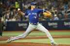 Le lanceur partant des Blue Jays de Toronto, Kevin Gausman, lance contre les Rays de Tampa Bay lors de la deuxième manche au Tropicana Field mardi soir.  Le droitier astucieux en a retiré 10 et n'a accordé qu'un seul coup sûr en huit manches alors que Toronto a remporté une victoire de 3-1. 