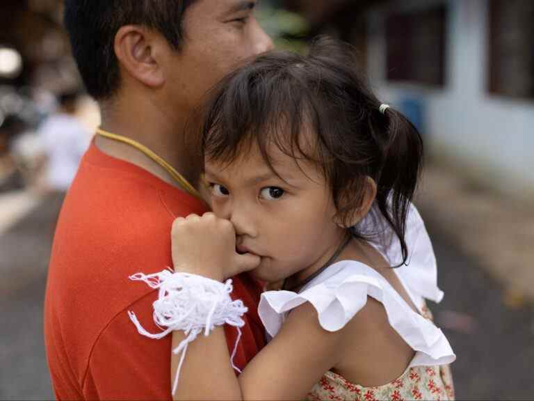 Un enfant « miracle » a survécu au massacre d’une crèche en Thaïlande endormi sous une couverture