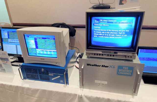 Mike Bates a présenté un ordinateur Intellistar exécutant Weatherscan (unité bleue, à gauche) et un Weather Star XL (à droite) au VCF Midwest cette année, ainsi que d'autres simulations de matériel et de stations de télévision.