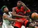 Le gardien des Boston Celtics Marcus Smart (à gauche) bloque un tir de l'OG Anunoby des Raptors à Boston hier soir.