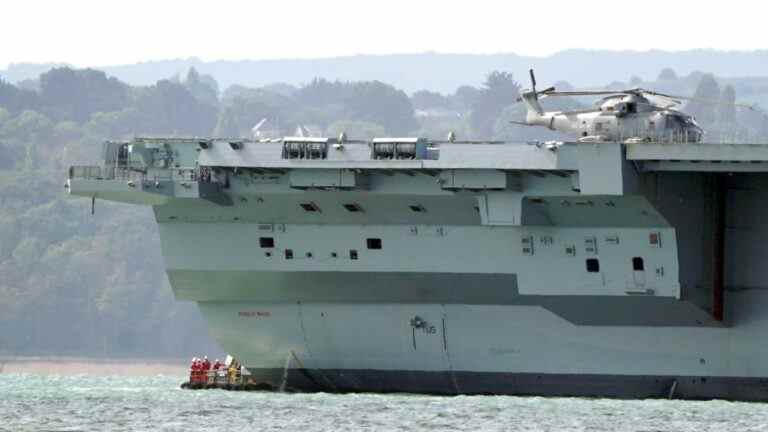 Le porte-avions de la marine HMS Prince of Wales quitte Portsmouth après une panne