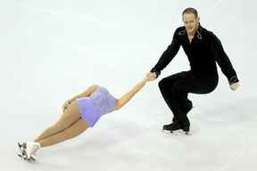 Caydee Denney et John Coughlin participent au programme court en paires lors des Championnats de patinage artistique des quatre continents de l'ISU au World Arena le 11 février 2012 à Colorado Springs, Colorado.