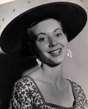 Joan Sutton Straus pose dans un élégant chapeau, vers 1954.