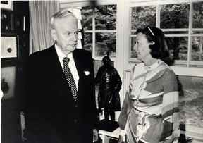 Puis la chroniqueuse du Toronto Sun Joan Sutton Straus interviewe l'ancien premier ministre John Diefenbaker en 1977.