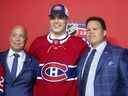 Kent Hughes, à gauche, accueille Juraj Slafkovsky avec Jeff Gorton comme premier choix de repêchage des Canadiens de Montréal lors du repêchage de la LNH à Montréal le jeudi 7 juillet 2022.