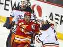 Le centre des Flames de Calgary Elias Lindholm, photographié aux prises avec le défenseur des Oilers d'Edmonton Duncan Keith lors d'un match le 26 mars 2022, a reçu 21 votes sur 195 pour le trophée Selke en tant que meilleur attaquant défensif de la LNH cette saison.