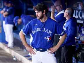 Jordan Romano des Blue Jays de Toronto regarde depuis la pirogue contre les Mariners de Seattle lors de la neuvième manche du deuxième match de la série Wild-Card de la Ligue américaine au Rogers Center le 8 octobre 2022 à Toronto.