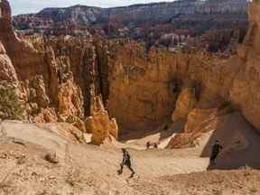 Parcourez les sentiers pour observer de plus près les formations rocheuses du parc national de Bryce Canyon.  Ernest Doroszuk/Toronto Sun