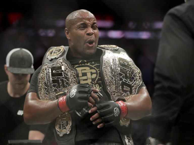 L’ancien champion de l’UFC Cormier envisage de passer à la WWE, regarde Lesnar