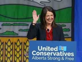 Danielle Smith célèbre au BMO Centre à Calgary après le vote à la direction de l'UCP le jeudi 6 octobre 2022.