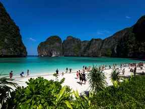 PEDO PLAYPEN: Les touristes visitent Maya Bay après que la Thaïlande a rouvert sa plage de renommée mondiale dans la province de Krabi le 3 janvier 2022.