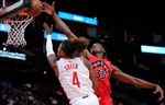 Le centre des Raptors de Toronto Christian Koloko (35 ans) bloque une tentative de tir du garde des Houston Rockets Jalen Green (4 ans) au cours du premier quart au Toyota Center.