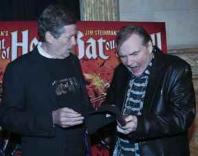 Le maire John Tory accueille Meat Loaf à Toronto le lundi 15 mai 2017, lors du lancement de la version musicale de son album de 1977 Bat Out Of Hell au Ed Mirvish Theatre.  FICHIERS VERONICA HENRI/SOLEIL DE TORONTO