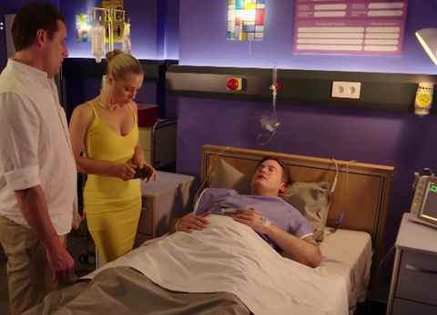 hollyoaks luke morgan dans un lit d'hôpital avec cindy et tony