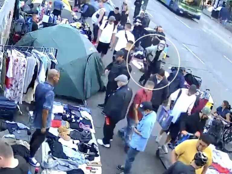 Une vidéo montre un homme abattu avec une arbalète au marché de rue de Vancouver