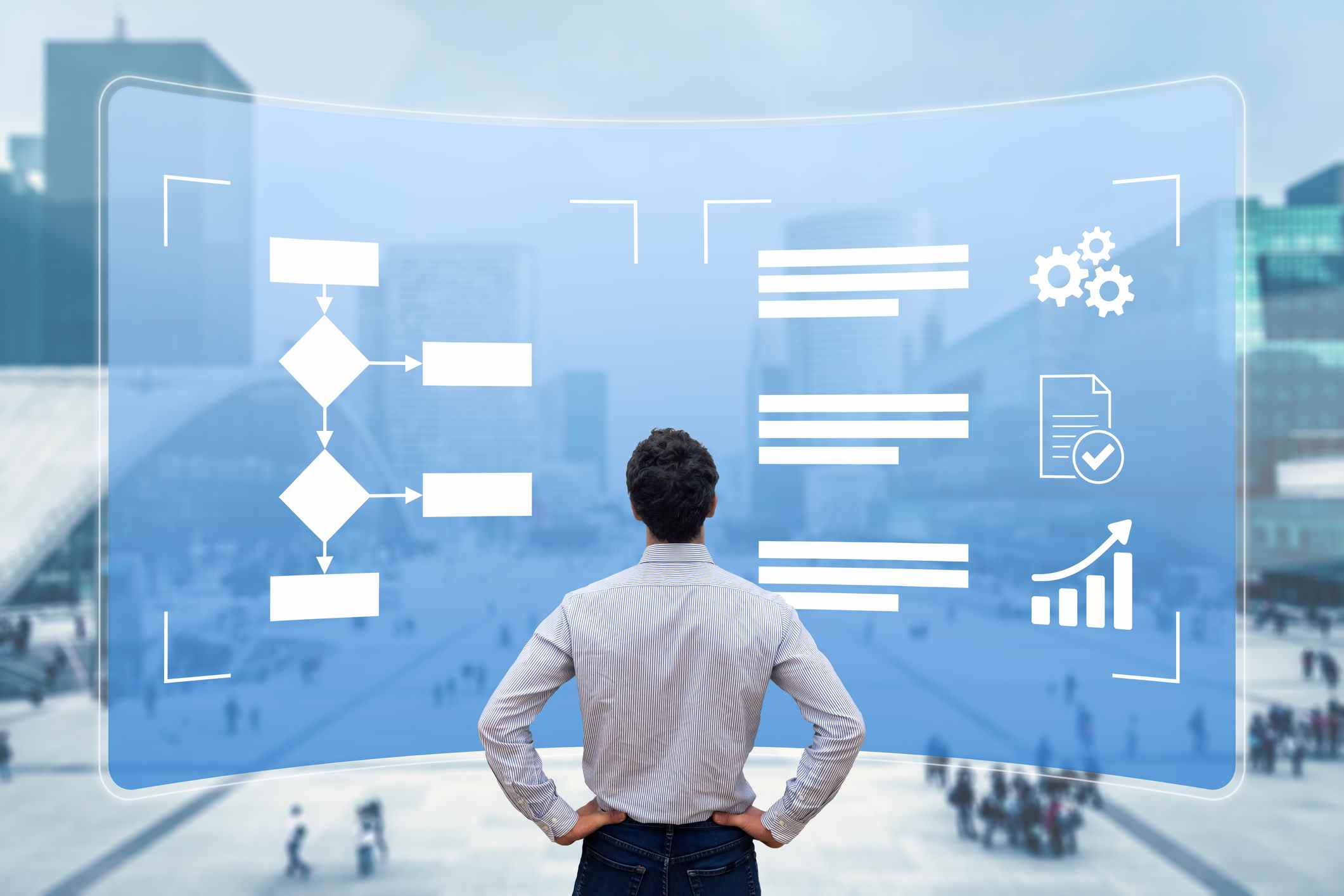 Gestion des processus métier avec organigramme pour améliorer l'efficacité et la productivité.  Gestionnaire analysant le flux de travail sur l'écran de l'ordinateur pour mettre en œuvre l'automatisation robotique (RPA)