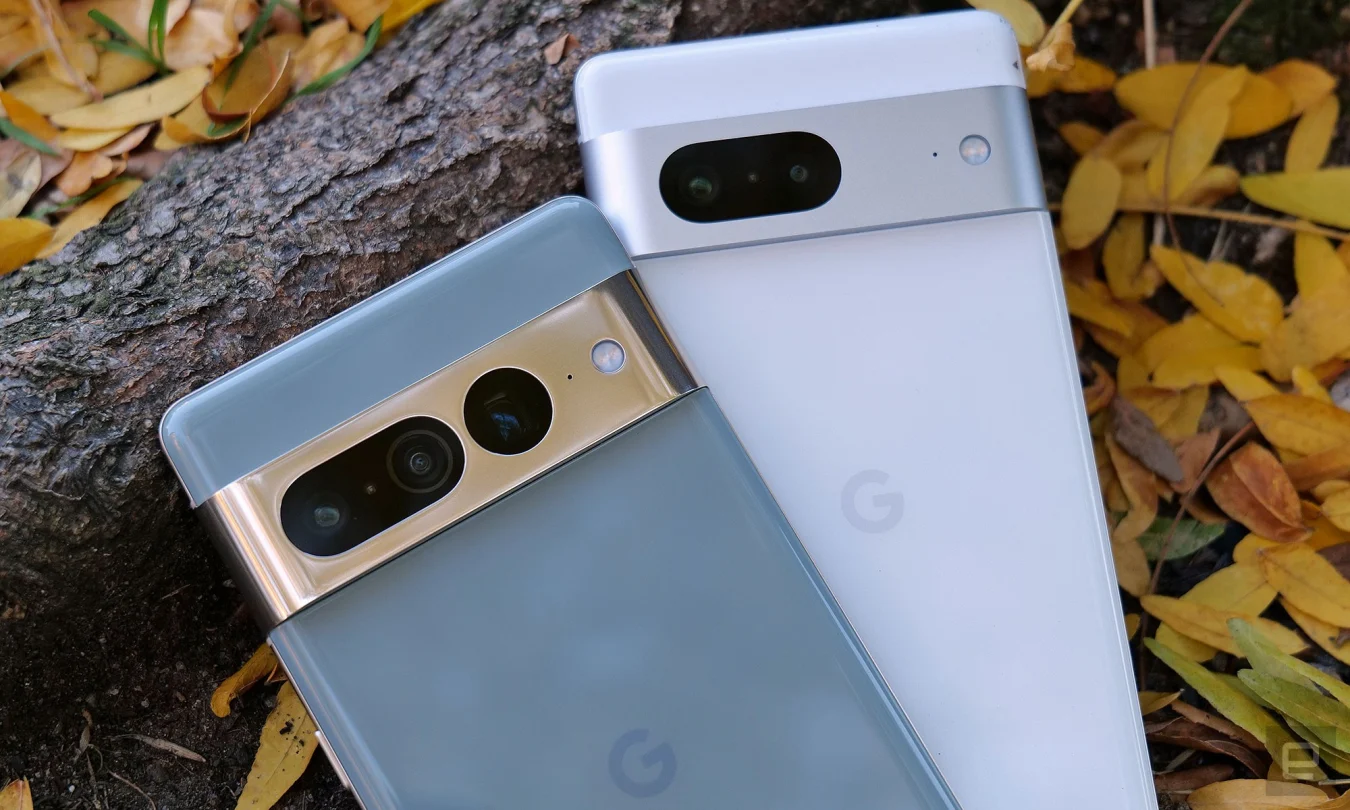 Dans le cadre de l'actualisation de la conception du Pixel 7, la barre de caméra fusionne désormais de manière transparente avec le châssis du téléphone. 