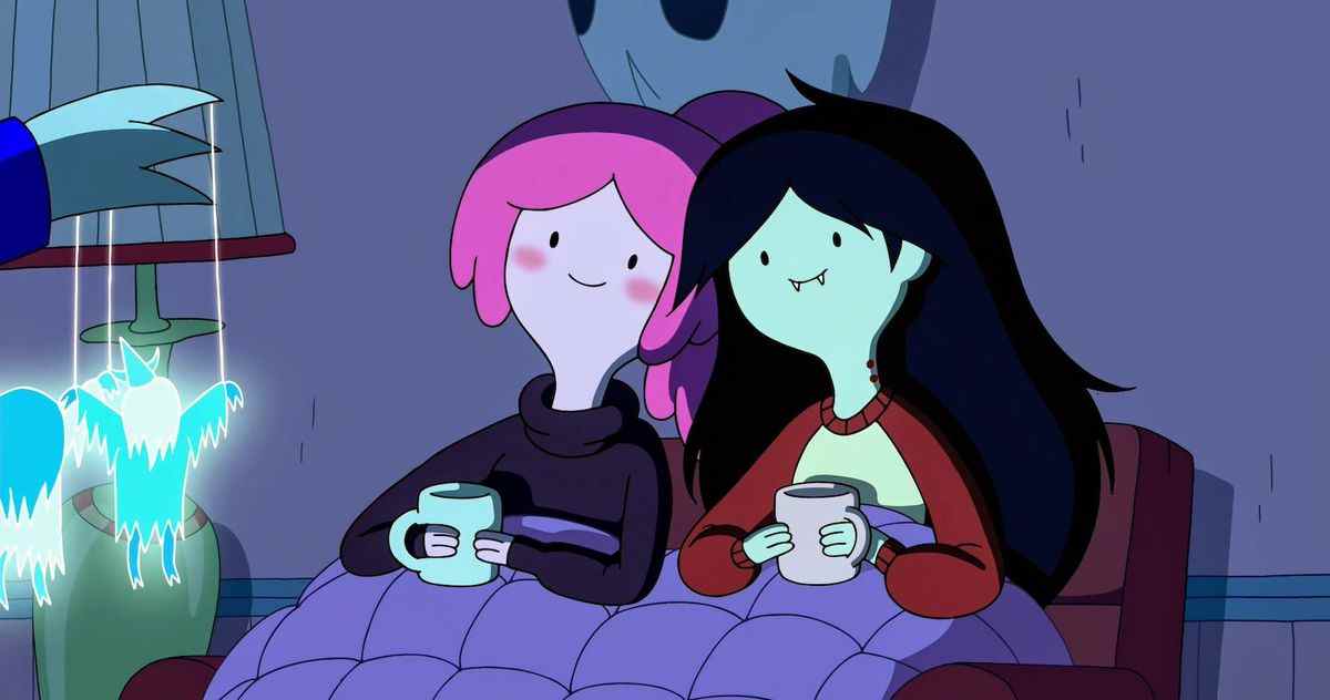 bubblegum et marceline se recroquevillèrent dans le lit, appuyées l'une contre l'autre.  ils tiennent des tasses de thé