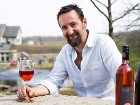 Le vigneron de Tawse Winery, Paul Pender, est photographié avec ses Sketches of Niagara Wine.