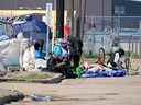 Un campement de sans-abri dans le quartier chinois d'Edmonton est photographié le 11 juin.