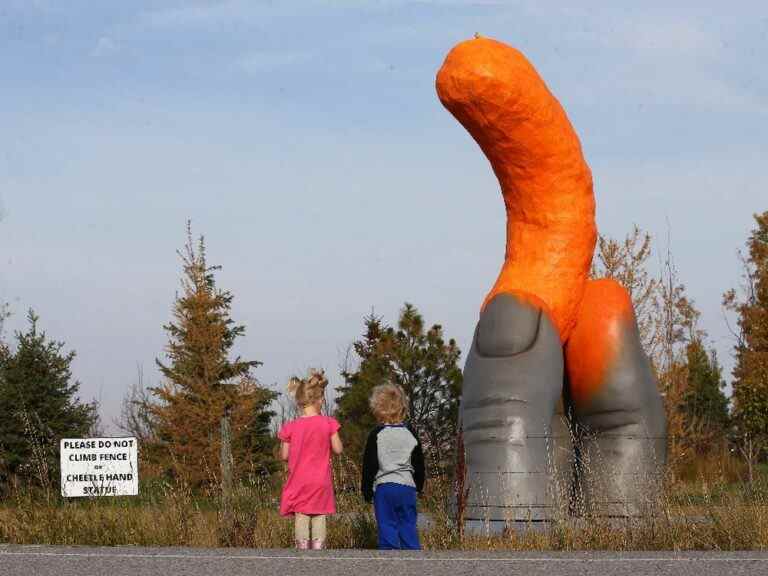 Une statue géante de Cheeto apparaît dans la campagne albertaine – la province connue pour ses attractions en bordure de route