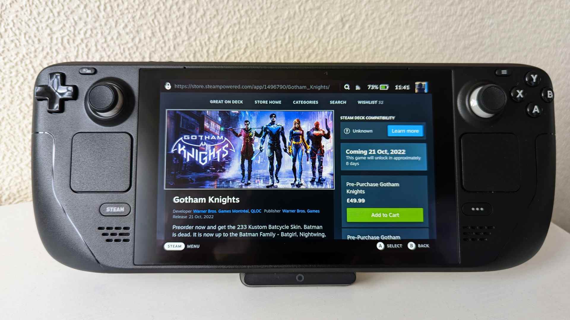 Un Steam Deck avec la page du magasin Gotham Knights sur son écran