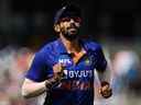 Dans cette photo d'archive prise le 14 juillet 2022, l'Indien Jasprit Bumrah réagit lors du deuxième match de cricket Royal London One Day International (ODI) entre l'Angleterre et l'Inde au Lord's Cricket Ground à Londres.  – Le fer de lance du rythme indien, Bumrah, a été exclu le 3 octobre 2022 de la Coupe du monde Twenty20 en Australie à partir de la fin du mois avec une blessure au dos, a déclaré le conseil de cricket du pays.  