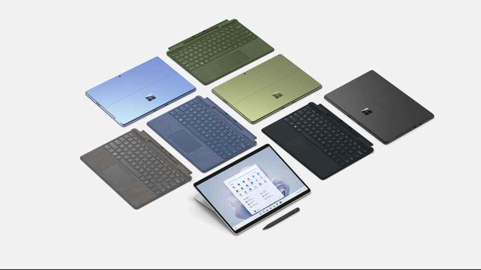 La version Intel de la Surface Pro 9 est disponible en quatre couleurs au total, qui (lorsqu'elles sont traduites de la copie marketing en anglais) sont l'argent, le noir, le vert et le bleu.  La version 5G alimentée par bras n'est disponible qu'en argent.