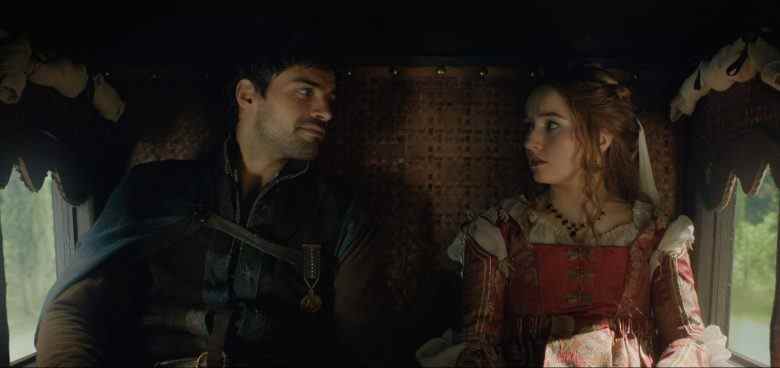 (LR): Sean Teale comme Dario et Kaitlyn Dever comme Rosaline dans Rosaline des studios du 20e siècle, exclusivement sur Hulu.  Photo publiée avec l'aimable autorisation des studios du 20e siècle.  © 2022 Studios du 20e siècle.  Tous les droits sont réservés.