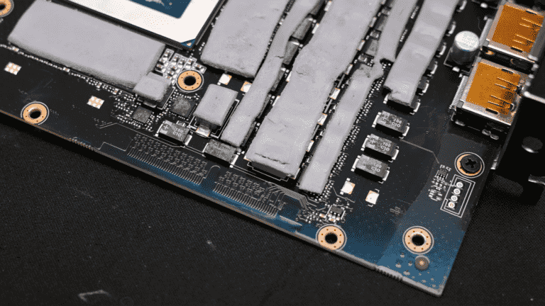 Le RTX 4090 de Gigabyte a des traces de NVLink