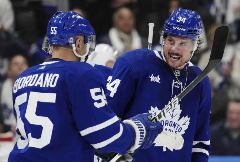 Le vainqueur de Matthews, des pénalités tardives soulèvent les Leafs lors du match d’ouverture à domicile