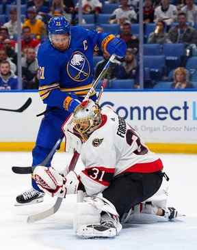 Anton Forsberg des Sénateurs d'Ottawa effectue l'arrêt contre Kyle Okposo des Sabres de Buffalo en deuxième période au KeyBank Center.