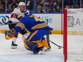 Craig Anderson des Sabres de Buffalo effectue l'arrêt contre Mathieu Joseph des Sénateurs d'Ottawa lors de la première période au KeyBank Center.