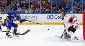 JJ Peterka des Sabres de Buffalo marque son premier but en carrière dans la LNH contre Anton Forsberg des Sénateurs d'Ottawa au cours de la deuxième période au KeyBank Center.